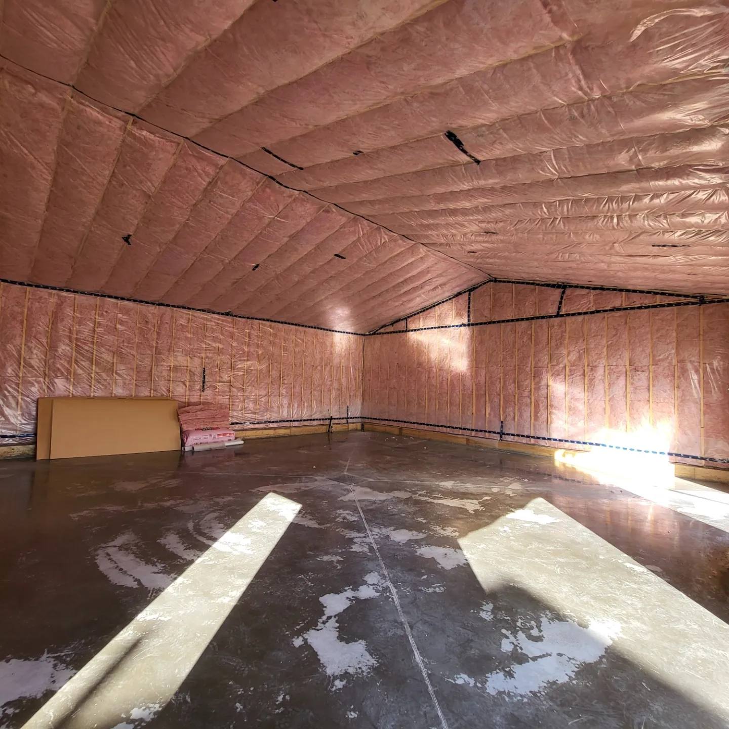 Isolation d'un plafond cathédrale de garage par Isolations J. Raymond